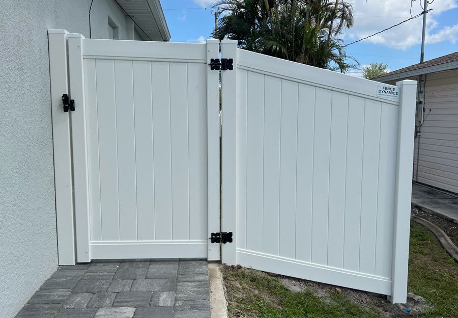 20 Vinyl Fence Installation - Project 7 -1